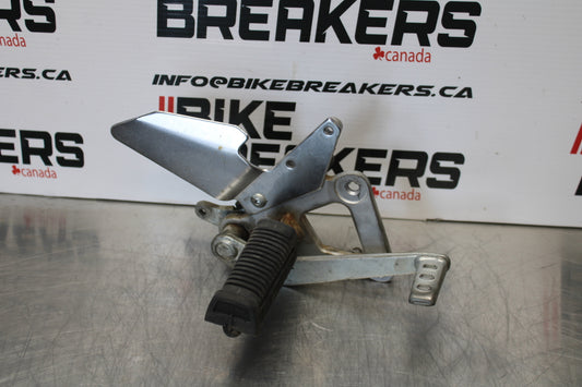 04-09 SUZUKI GS500F RIGHT REARSET REAR SET DRIVER FOOT PEG REST STOP BB165