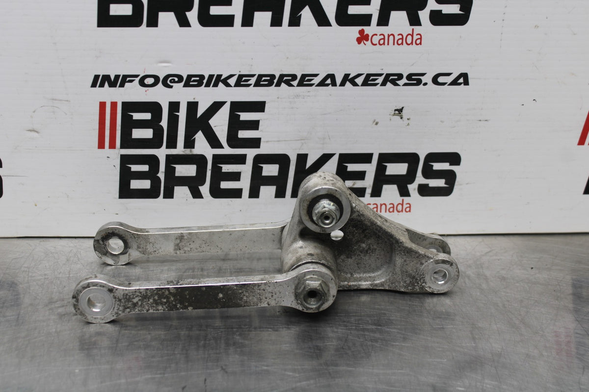 18 YAMAHA YZF R1  REAR DOGBONE SHOCK LINKAGE LINK BB838