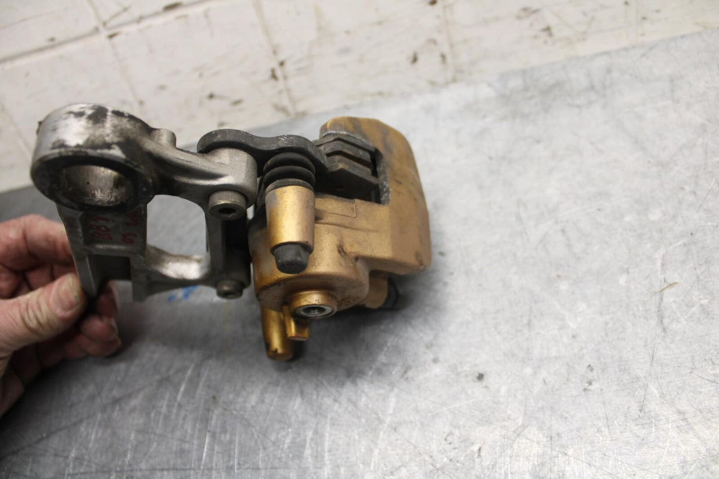 2004 Kawasaki Ninja ZX6RR ZX600M REAR BACK BRAKE CALIPER W MOUNT BRACKET BB43