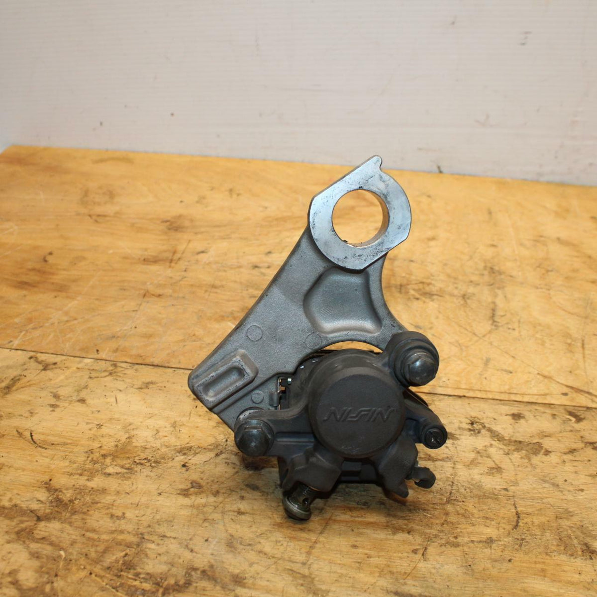 07-08 YAMAHA YZF R1 REAR BACK BRAKE CALIPER W MOUNT BRACKET BB333