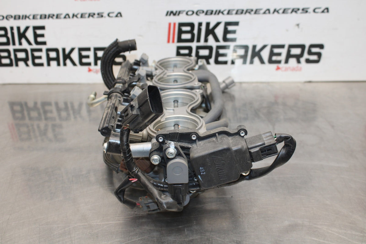 11-25 SUZUKI GSXR 600  MAIN FUEL INJECTORS / THROTTLE BODIES BB830
