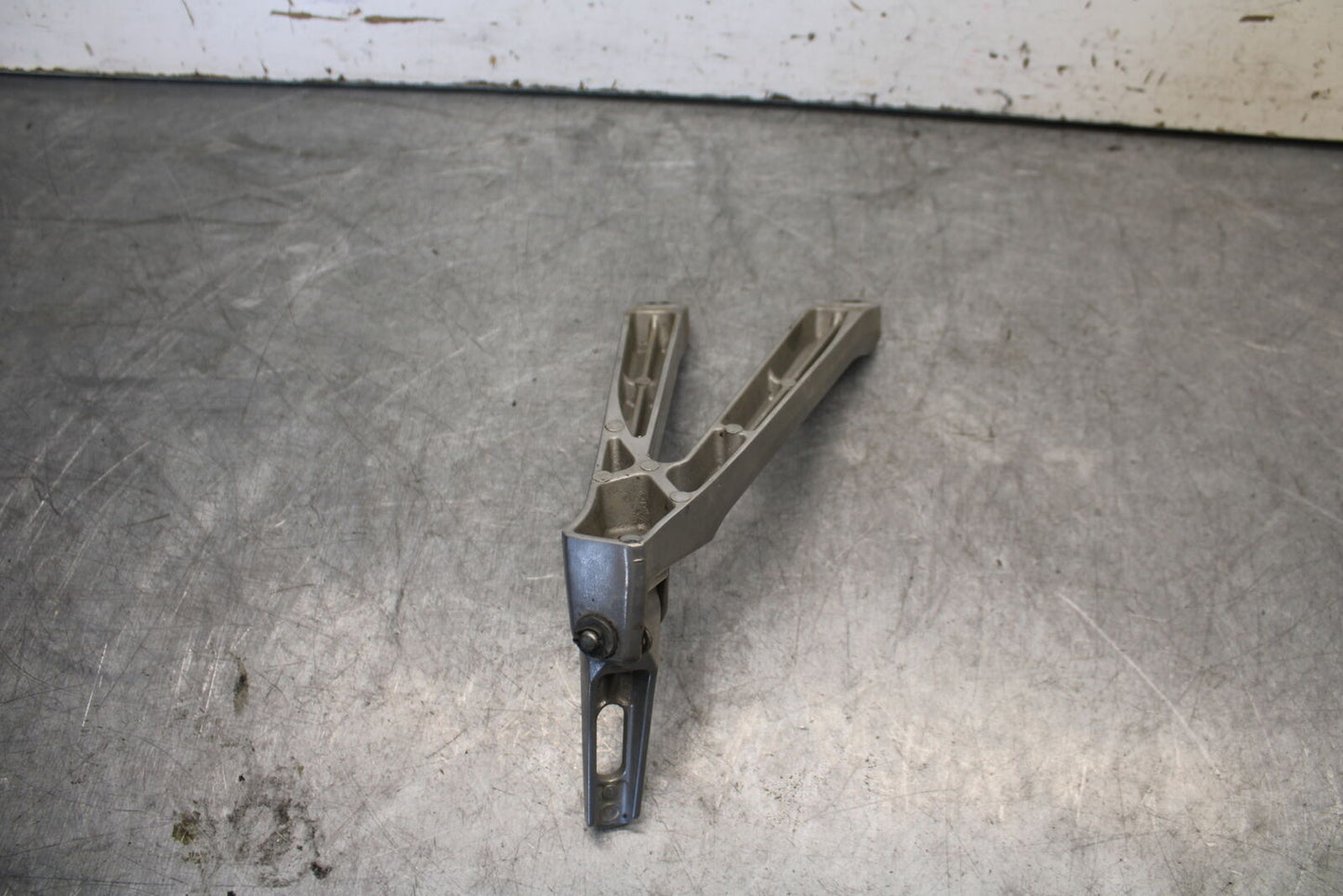 05-06 HONDA CBR600RR LEFT REAR PASSENGER PEG 50730-MEL-305 50730-MEL-D00 BB655 