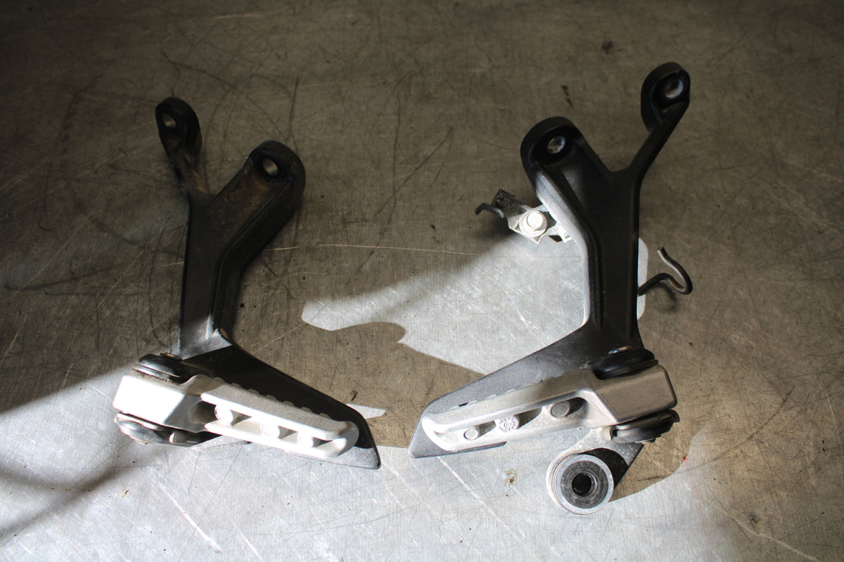 19-22 KAWASAKI Z400 REAR BACK PASSENGER PEG SET PAIR BB708