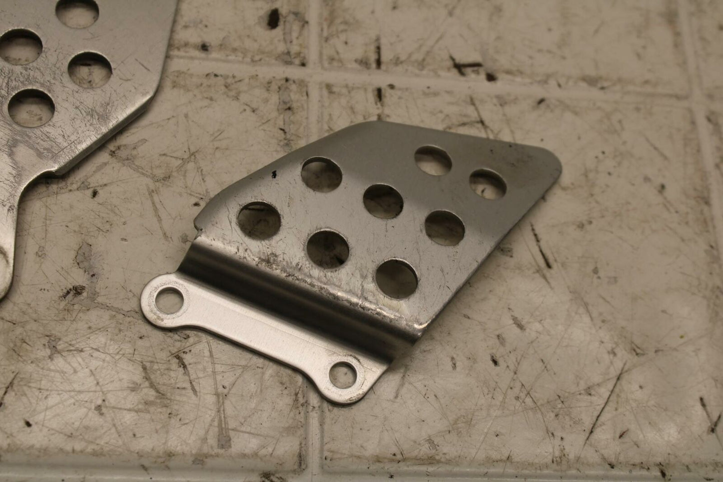 05-06 HONDA CBR600RR LEFT REARSET REAR SET HEEL GUARD COVER BB399 