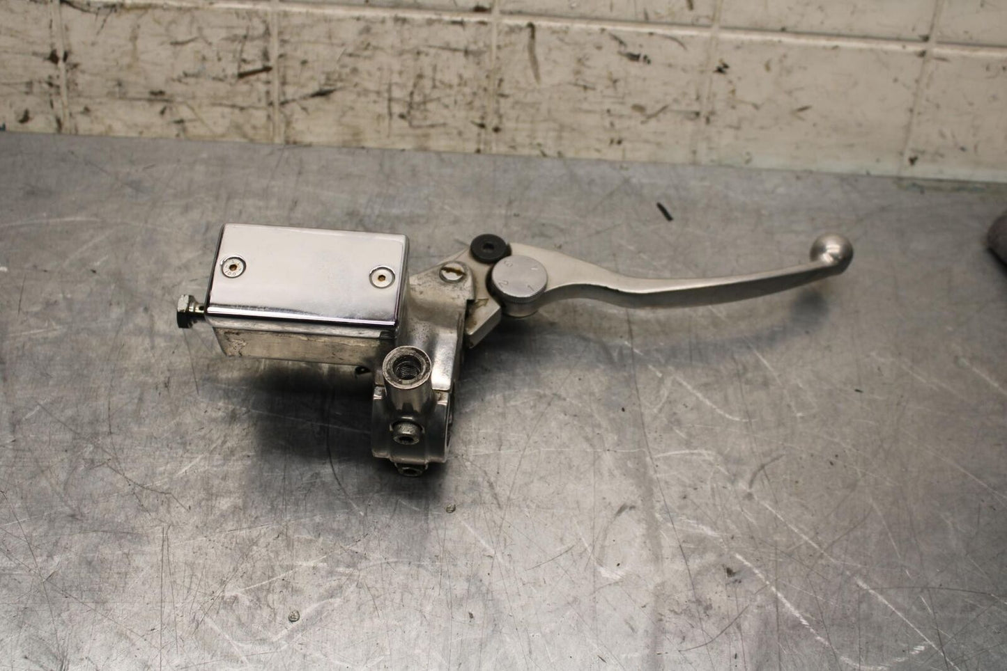 2004 Suzuki Intruder 1500 VL1500 FRONT BRAKE MASTER CYLINDER 59600-10F20 BB573