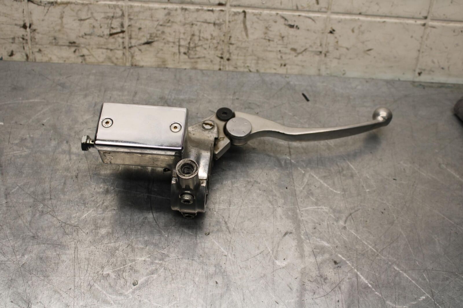 2004 Suzuki Intruder 1500 VL1500 FRONT BRAKE MASTER CYLINDER 59600-10F20 BB573