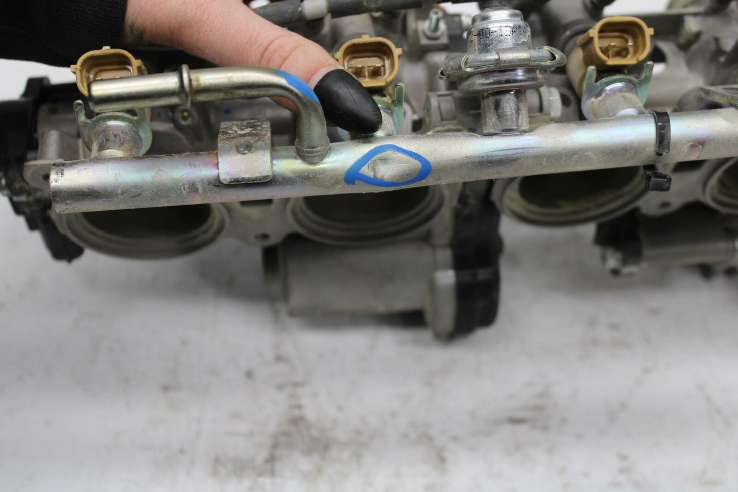 08-17 YAMAHA YZF R6 MAIN FUEL INJECTORS / THROTTLE BODIES BB354