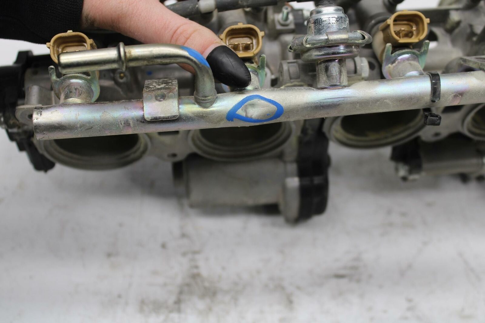08-17 YAMAHA YZF R6 MAIN FUEL INJECTORS / THROTTLE BODIES BB354