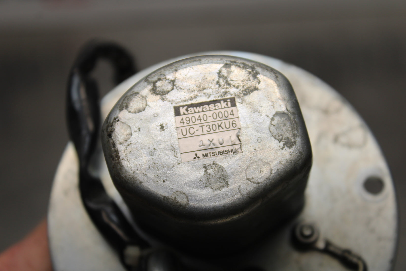 04-05 KAWASAKI NINJA ZX10R FUEL PUMP GAS PETROL SENDER UNIT BB163