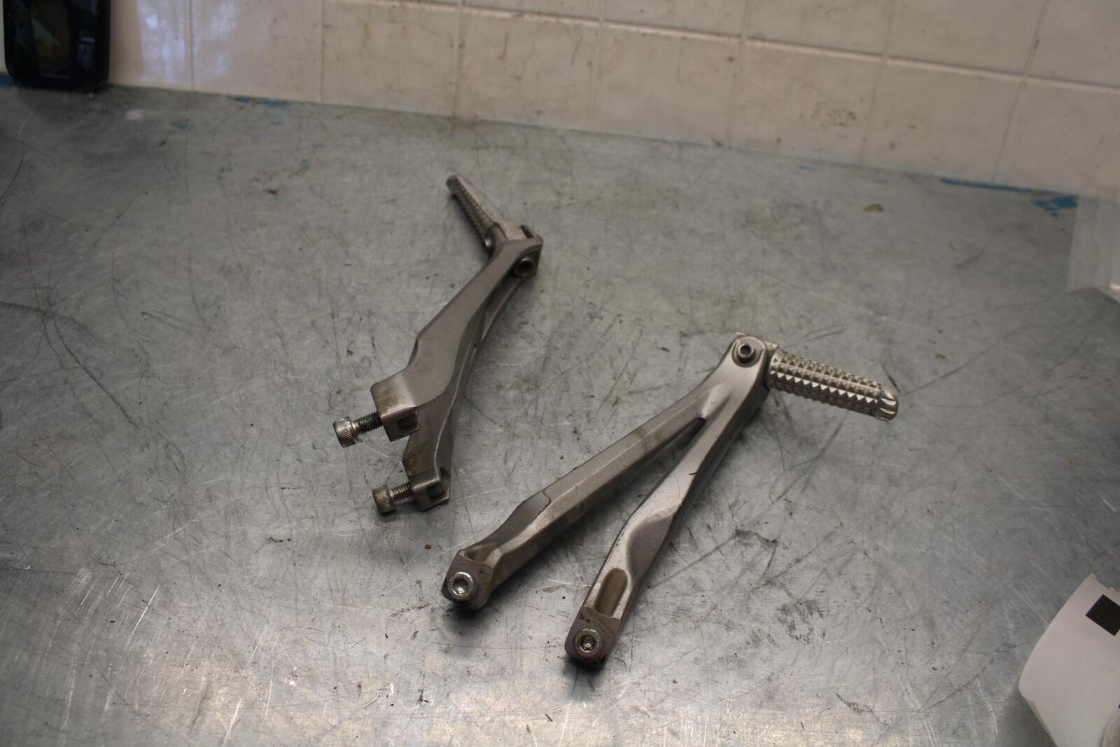 07-08 YAMAHA YZF R1 REAR BACK PASSENGER PEG SET PAIR BB425