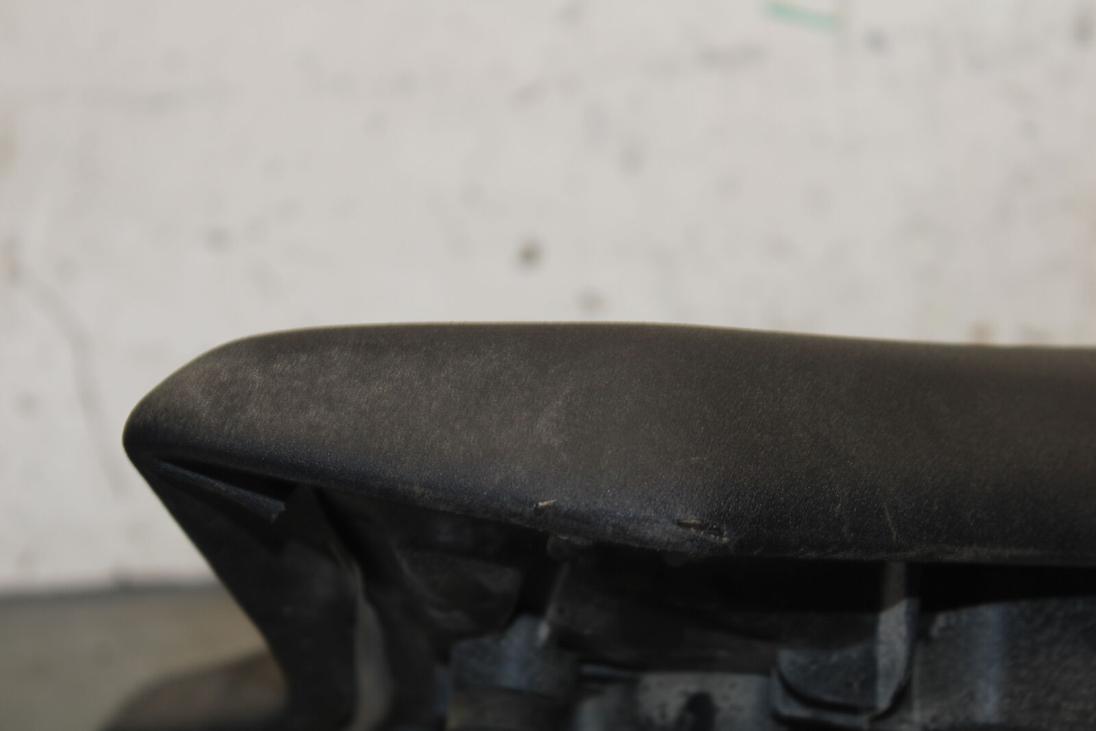 19-23 KAWASAKI NINJA ZX6R FRONT DRIVERS SEAT PAD SADDLE PILLION BB701