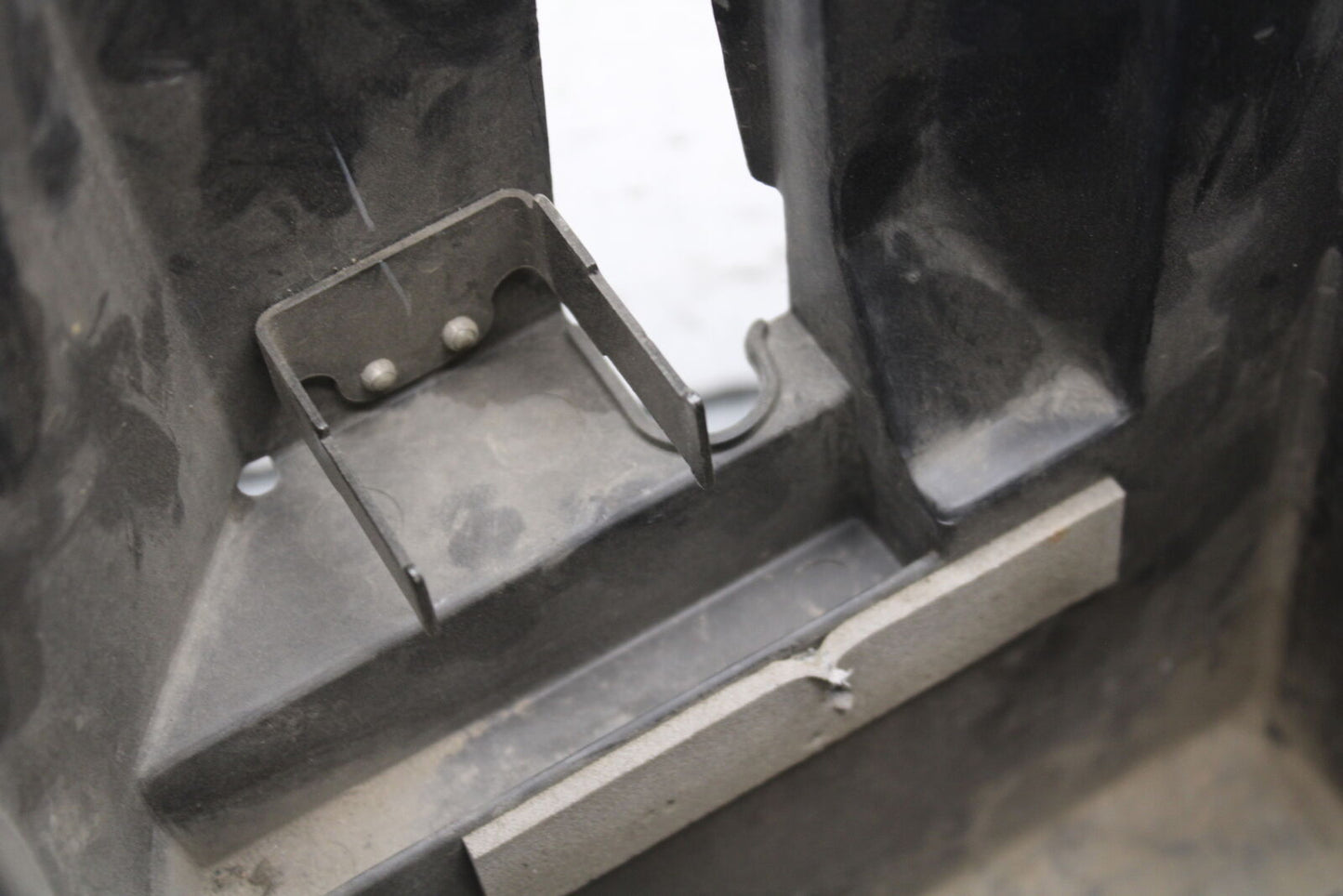 05-06 SUZUKI BOULEVARD M50 BATTERY TRAY BOX HOLDER BB671