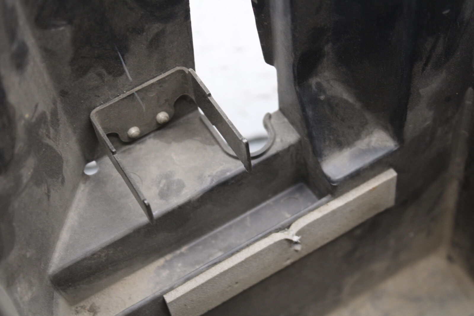 05-06 SUZUKI BOULEVARD M50 BATTERY TRAY BOX HOLDER BB671