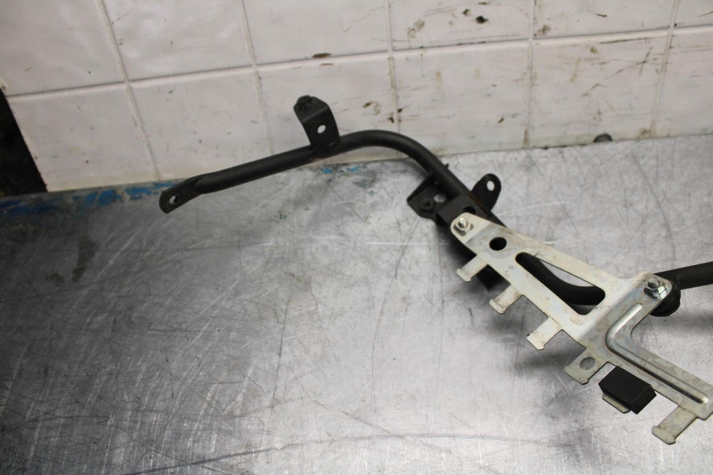 07-08 KAWASAKI CONCOURS 1400 ABS LEFT STAY BRACKET FAIRING BB449