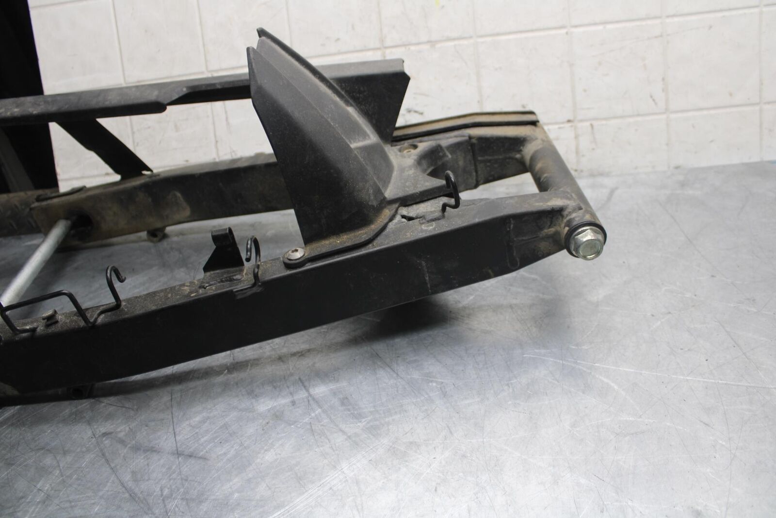 2013 Kawasaki Ninja 300 EX300B ABS REAR SWINGARM BACK SUSPENSION SWING ARM BB518