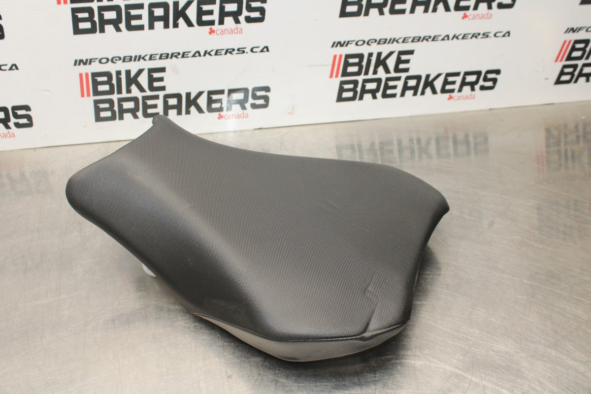 24-25 SUZUKI GSXR1000 FRONT DRIVERS SEAT PAD SADDLE PILLION BB767
