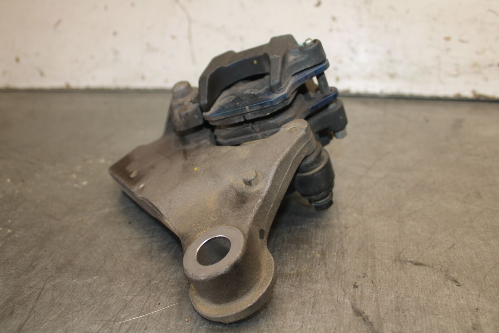 13-15 HONDA CBR500R REAR BACK BRAKE CALIPER W MOUNT BRACKET 43150-MGZ-J01 BB704