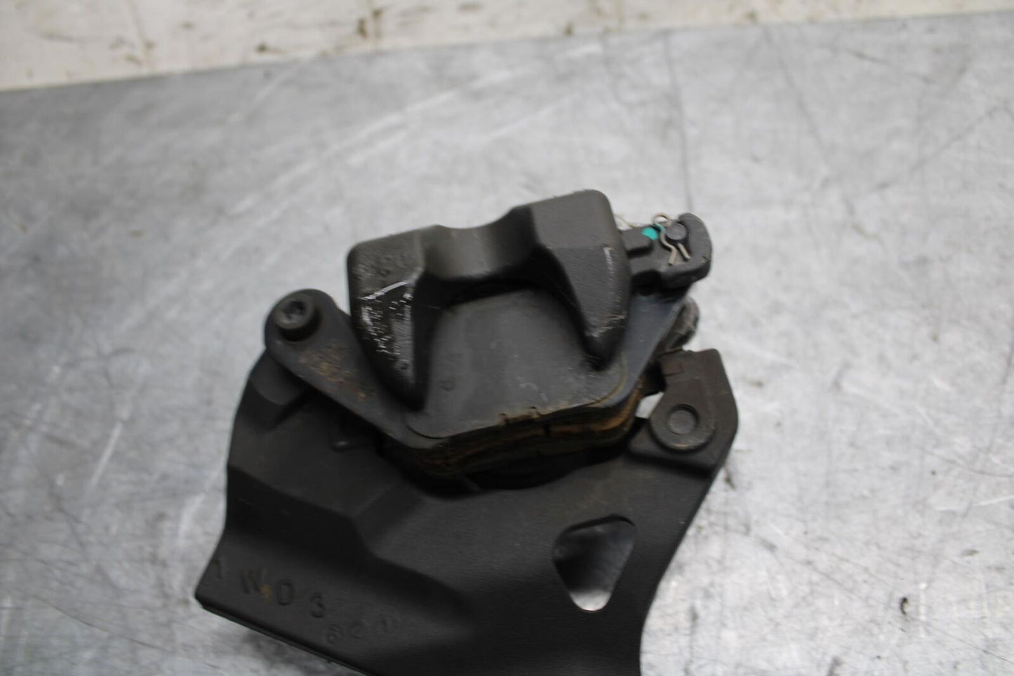 2015 Yamaha YZF R3 REAR BACK BRAKE CALIPER W MOUNT BRACKET 1WD-F580W-01-00 BB526