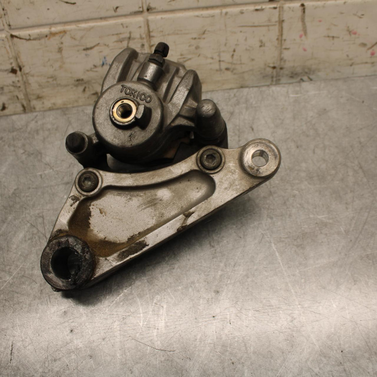 2001 Kawasaki Ninja ZX6 ZX600E REAR BACK BRAKE CALIPER W MOUNT BRACKET BB547
