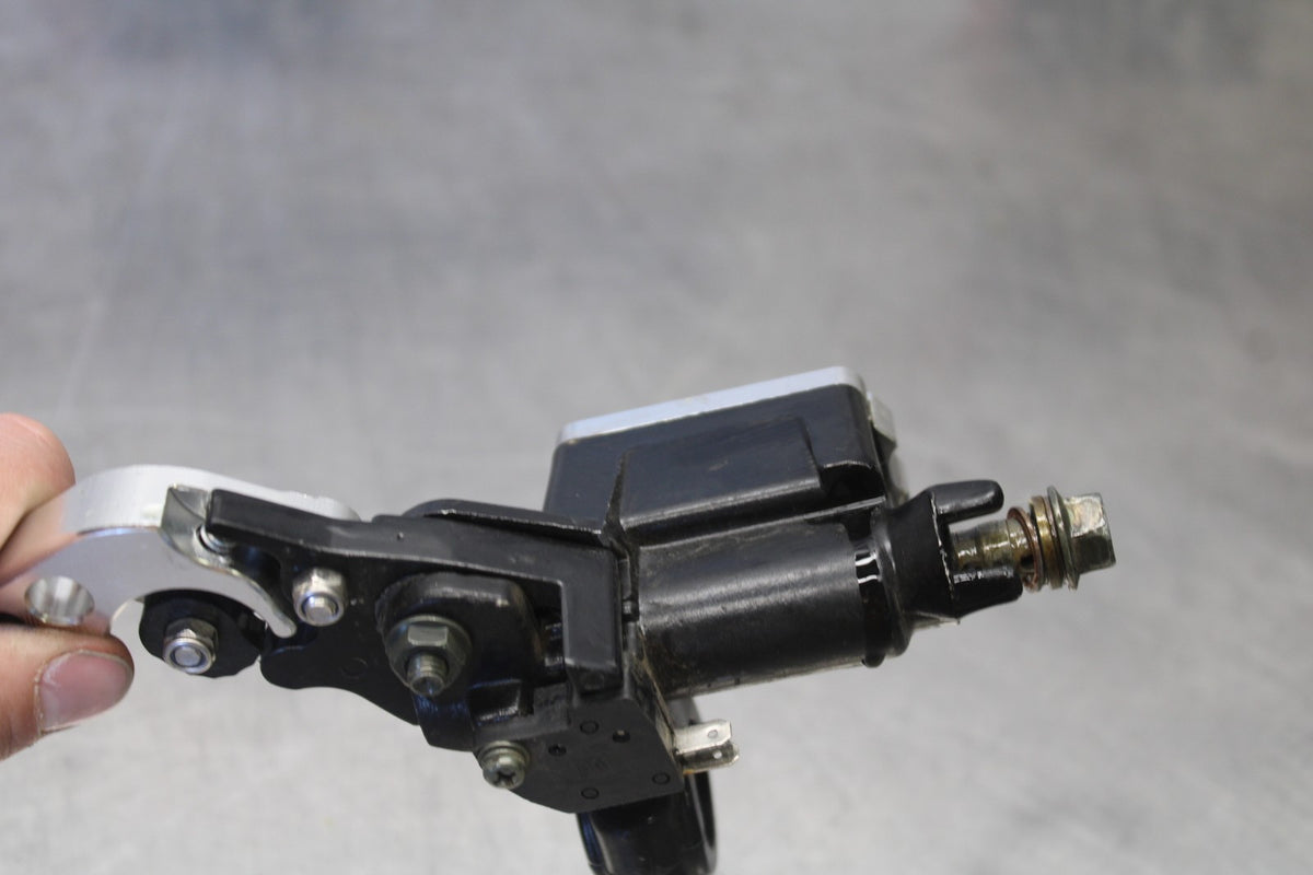 03-04 YAMAHA YZF R6S FRONT BRAKE MASTER CYLINDER w/ LEVER BB890