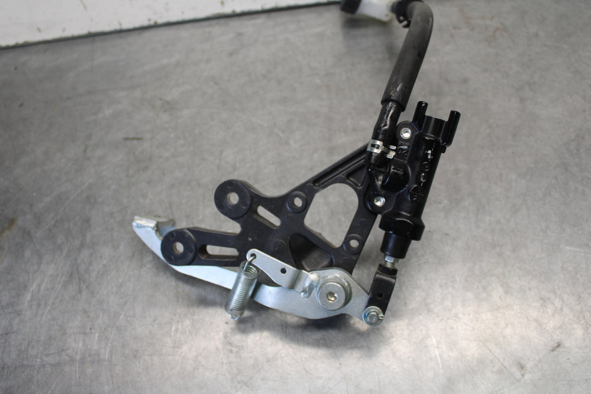 22-23 YAMAHA YZF R7 RIGHT REARSET REAR SET DRIVER FOOT PEG REST STOP BB583