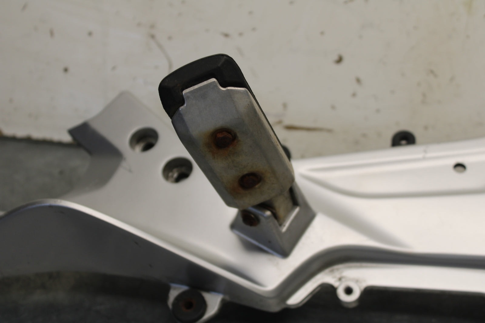 04-12 HONDA ST1300A RIGHT FRONT FOOT REST PEG STEP MOUNT BRACKET BB669