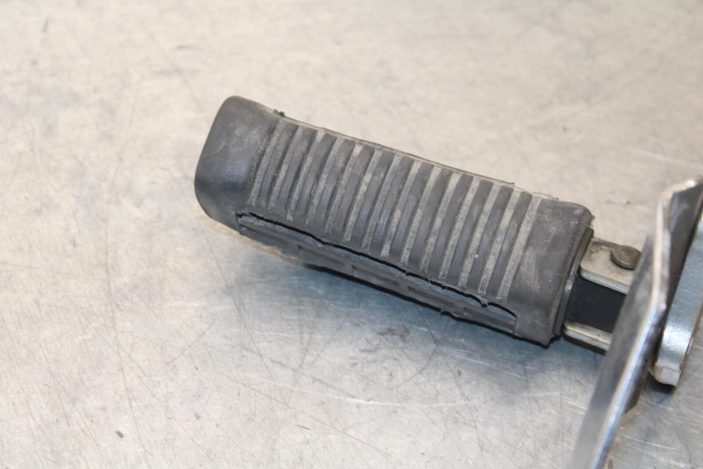 04-09 SUZUKI GS 500 FH GS500F LEFT REARSET REAR SET DRIVER FOOT PEG REST BB97