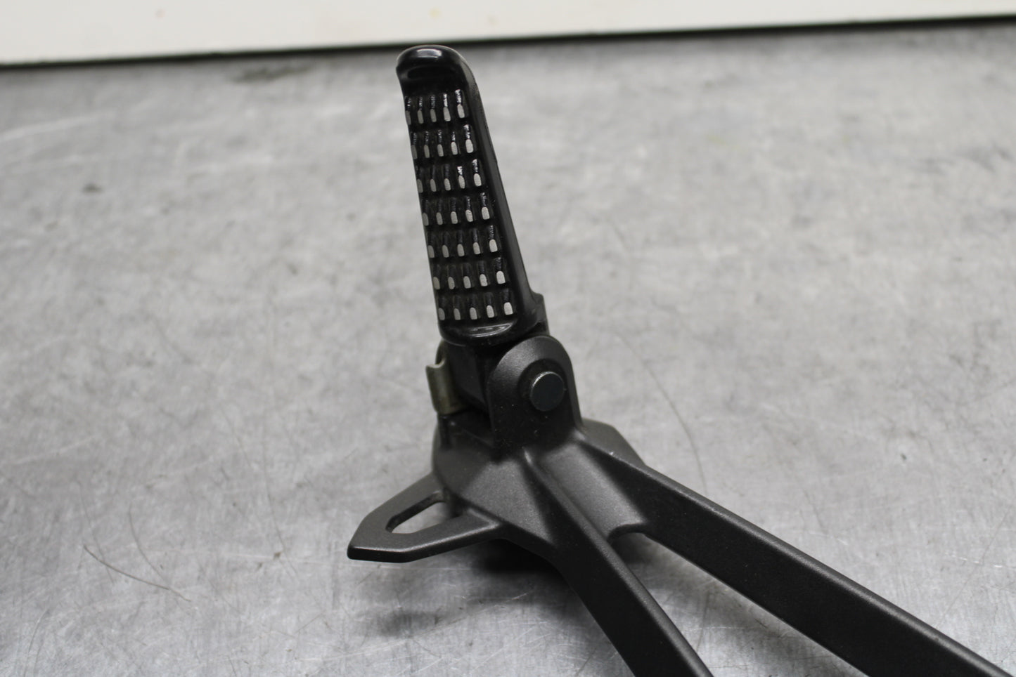 19-23 KAWASAKI NINJA ZX6R LEFT REAR BACK PASSENGER PEG BB749