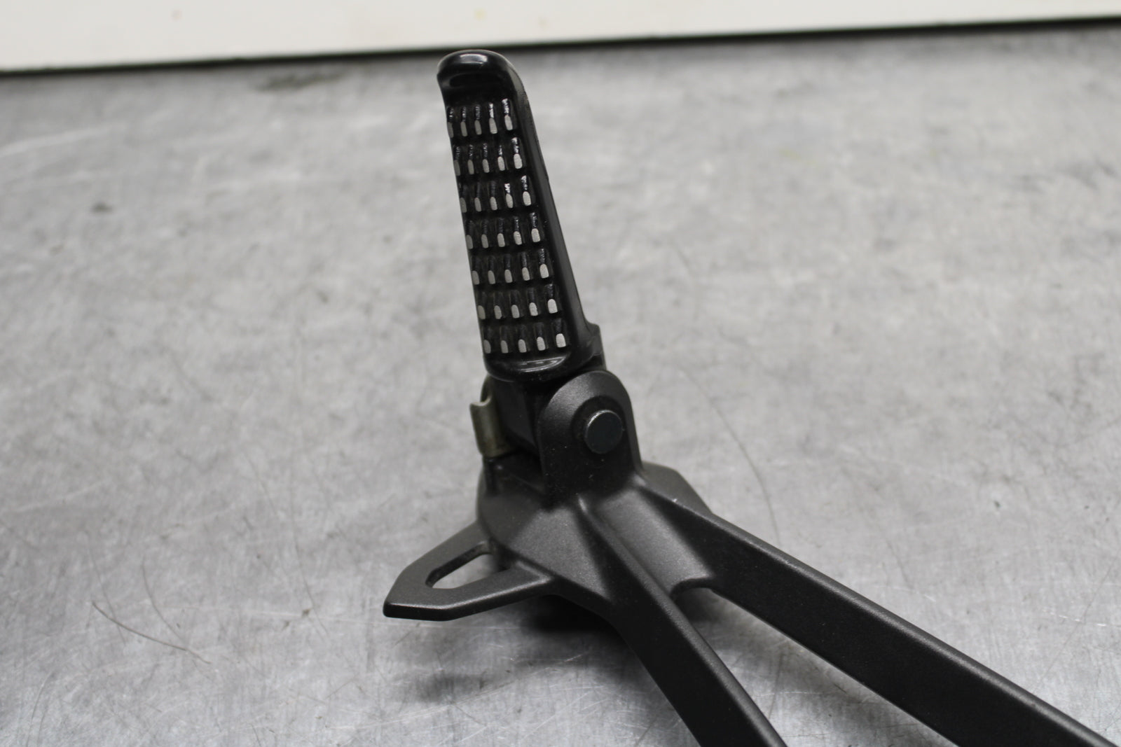 19-23 KAWASAKI NINJA ZX6R LEFT REAR BACK PASSENGER PEG BB749