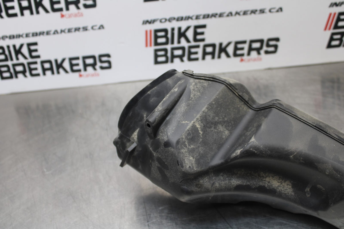 11-22 SUZUKI GSXR 600  RIGHT RAM AIR INTAKE DUCT TUBE BB193