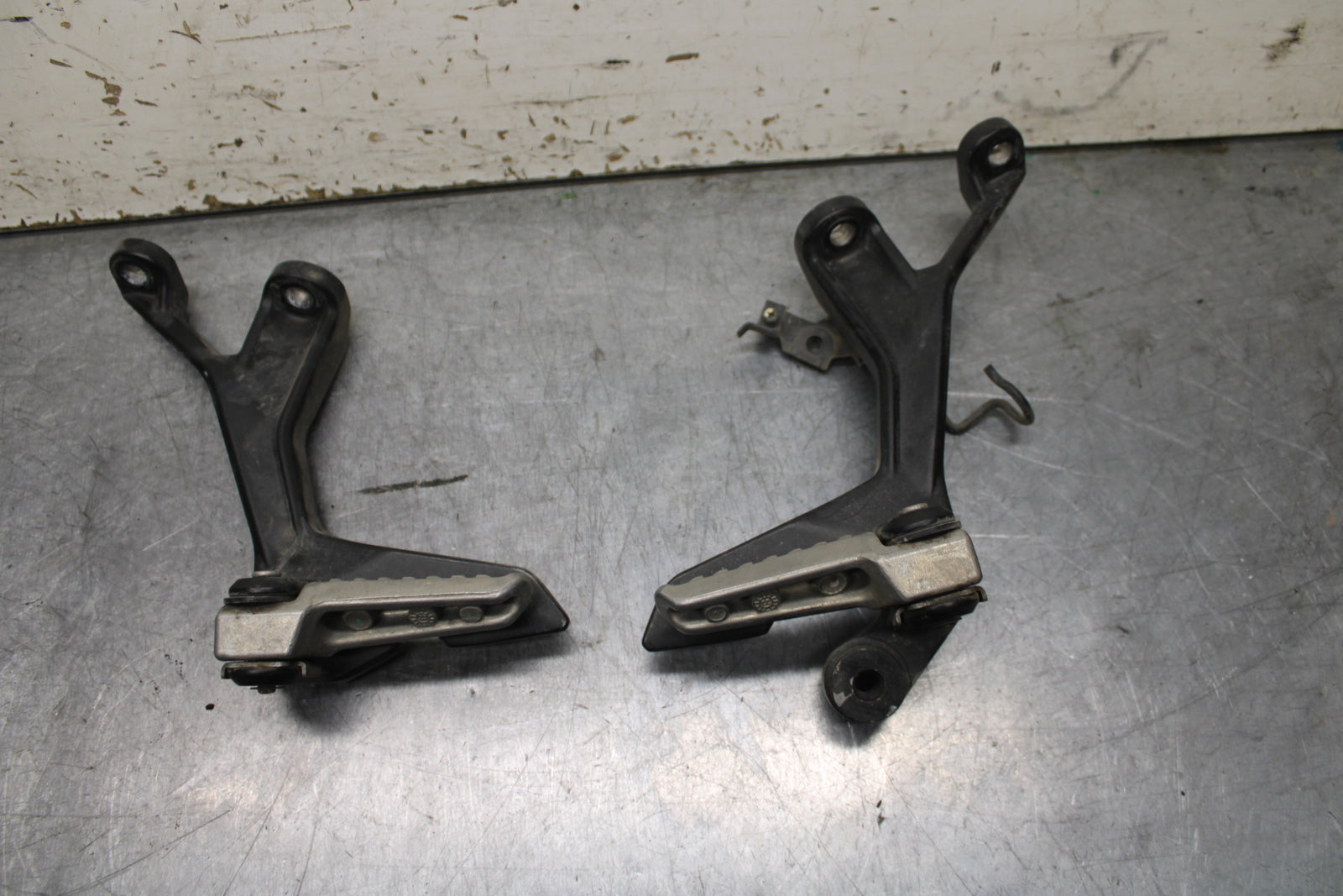 24 KAWASAKI NINJA 500 ABS REAR BACK PASSENGER PEG SET PAIR BB744
