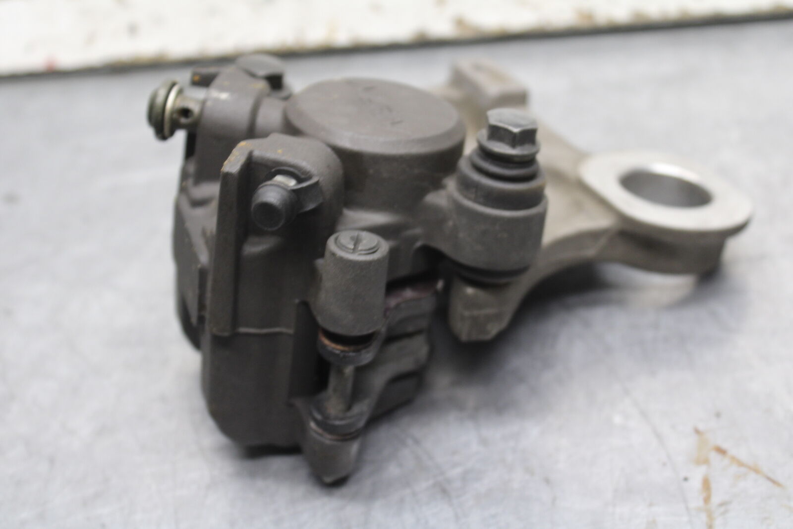 08-09 YAMAHA YZF R6S REAR BACK BRAKE CALIPER W MOUNT BRACKET BB115