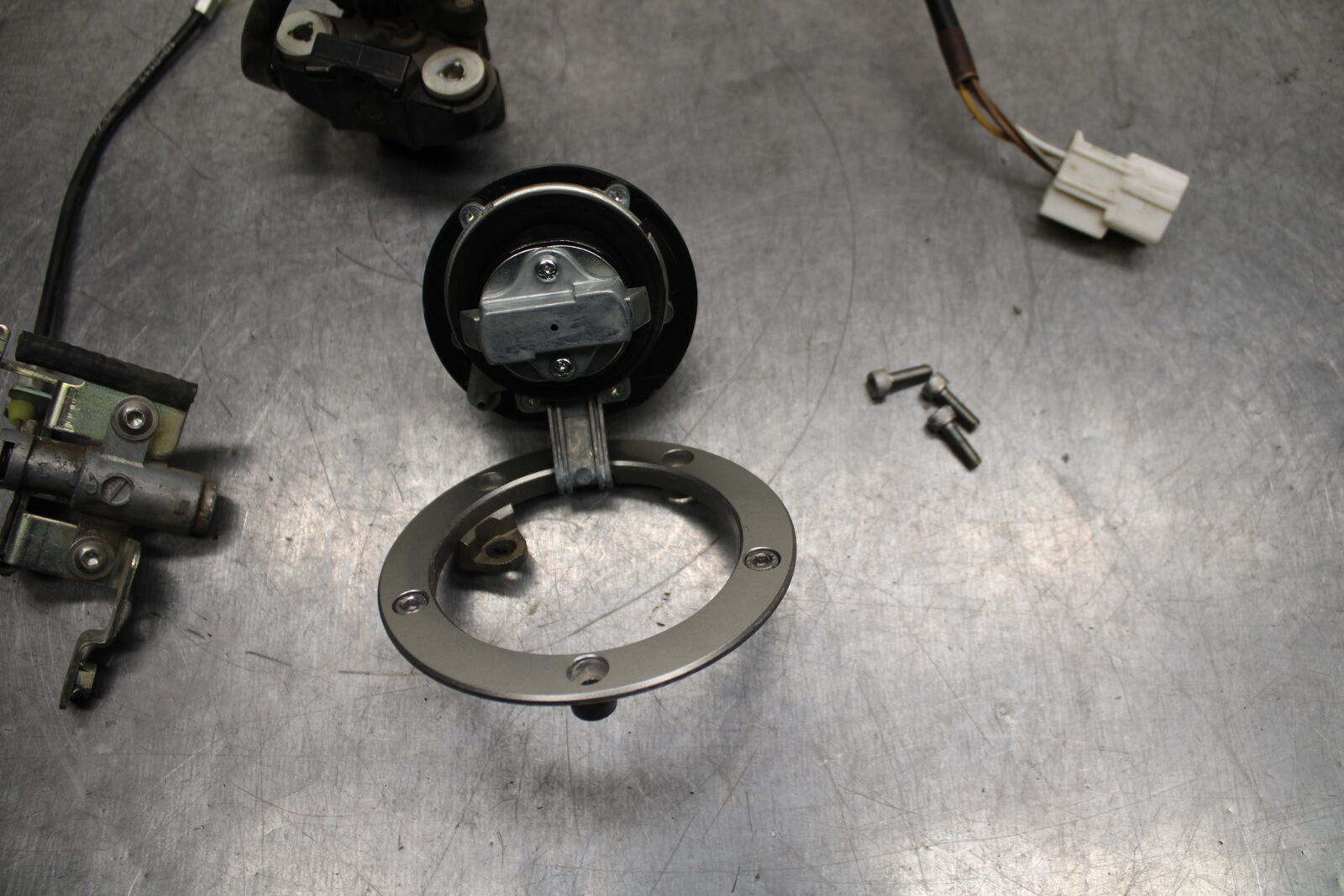 12-13 KAWASAKI Z1000 IGNITION LOCK KEY SET W/ GAS CAP AND SEAT LOCK BB743