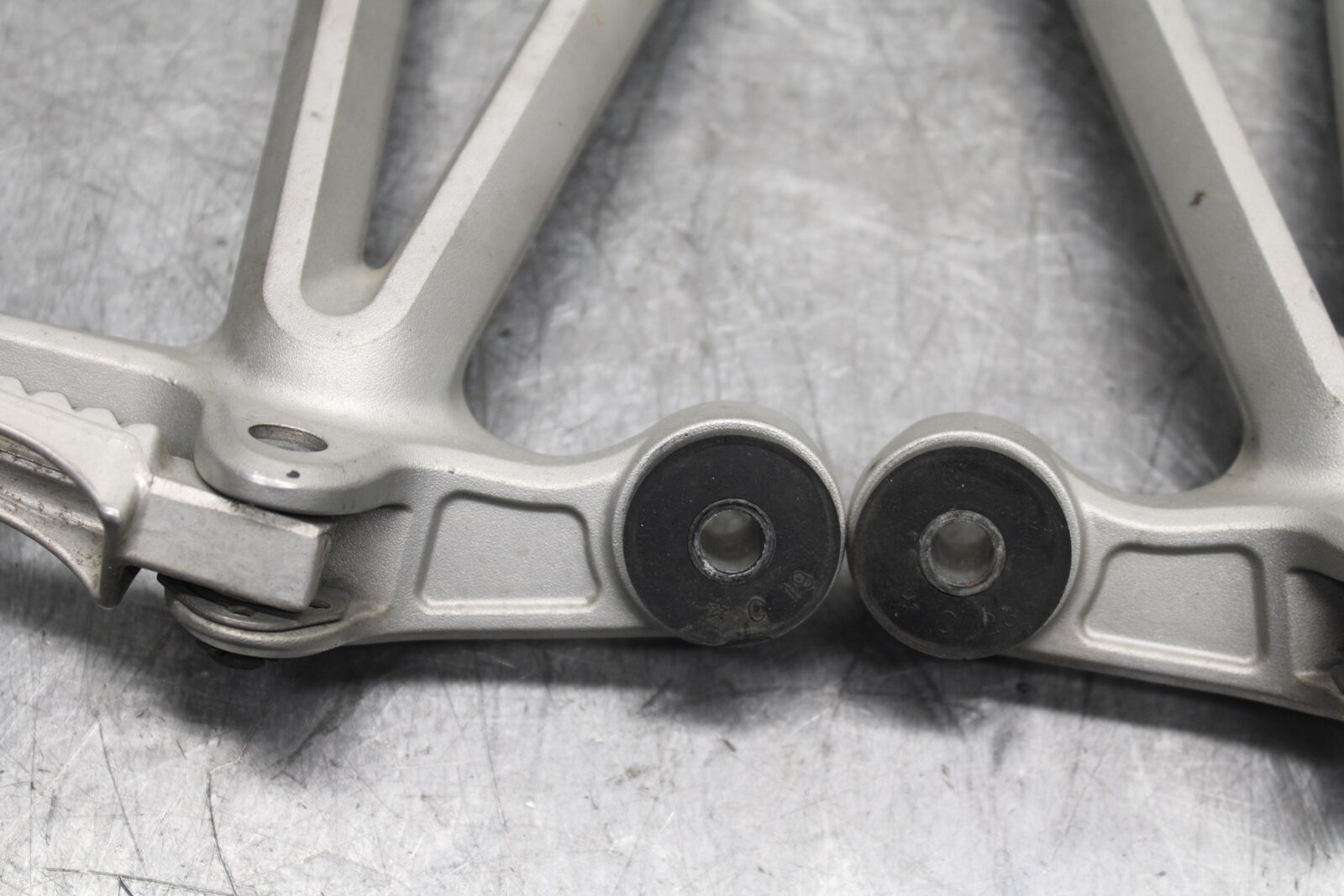 05-08 SUZUKI GSXR1000 REAR BACK PASSENGER PEG SET PAIR BB113