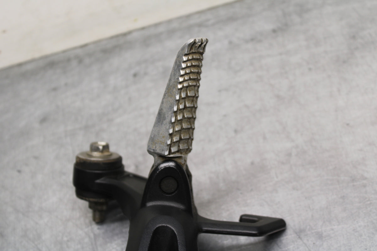 09 SUZUKI GSXR600 REAR BACK PASSENGER PEG SET PAIR BB759