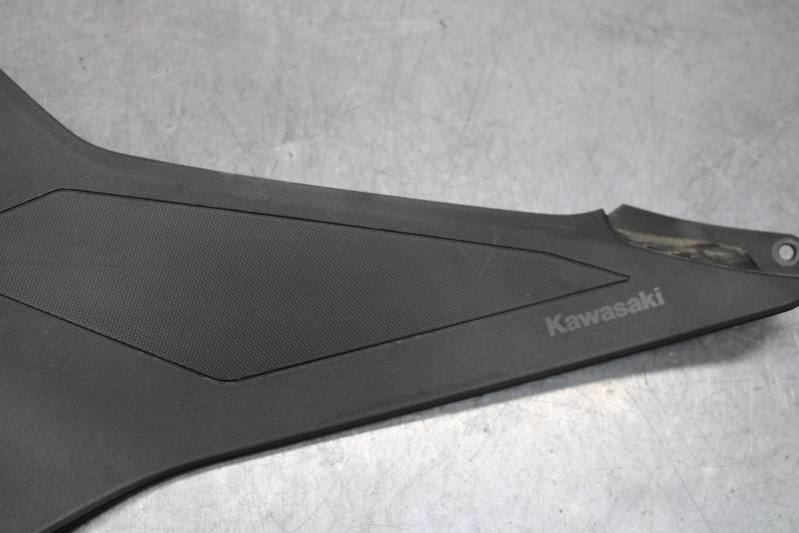 24 KAWASAKI NINJA 500 ABS LEFT GAS TANK FUEL CELL PANEL COVER TRIM COWL  BB730