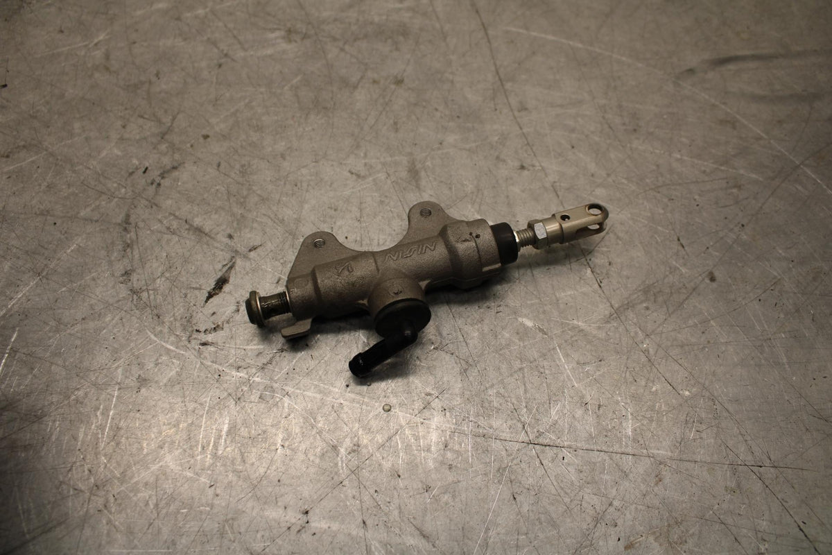 2007 Yamaha YZF R6 REAR BACK BRAKE MASTER CYLINDER 2C0-2583V-01-00 BB525