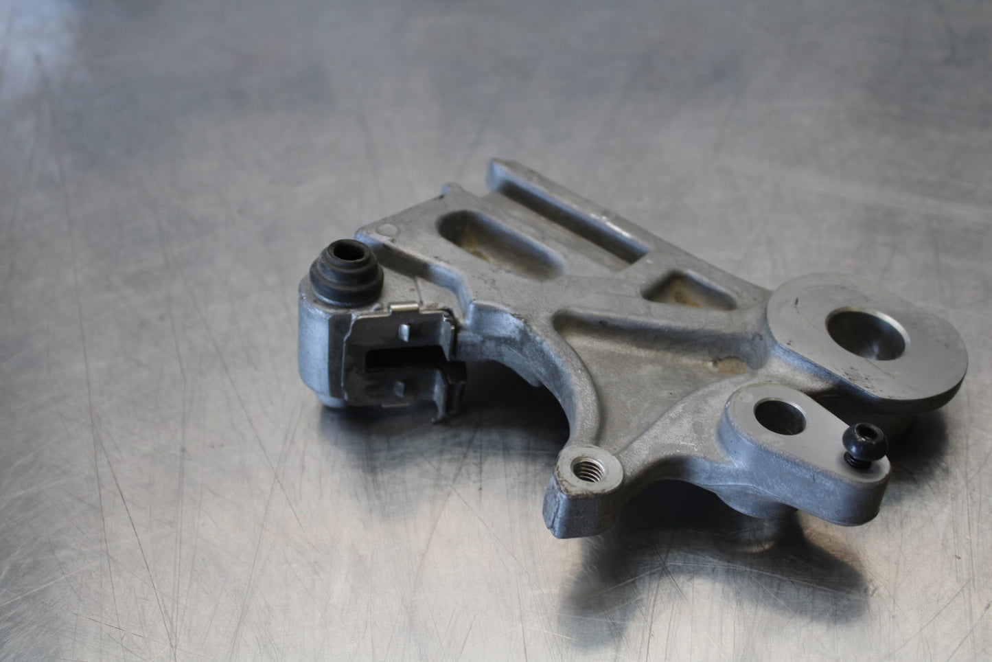 22-25 YAMAHA YZF R7 REAR BRAKE CALIPER HANGER BACK MOUNTING BRACKET BB176