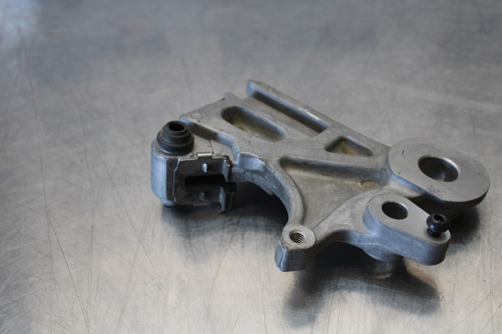 22-25 YAMAHA YZF R7 REAR BRAKE CALIPER HANGER BACK MOUNTING BRACKET BB176