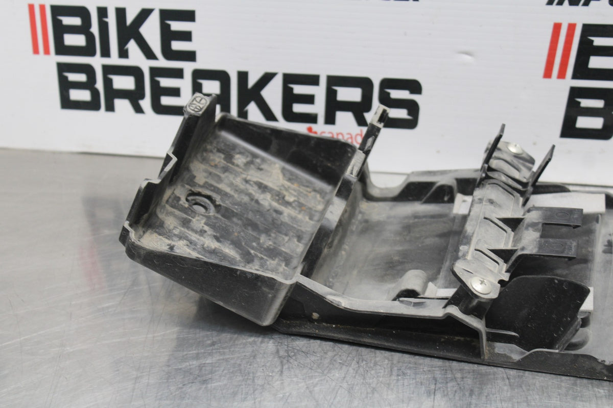 08-10 SUZUKI GSXR 600 REAR BACK TAIL UNDERTAIL BATTERY TRAY PLASTIC BB765
