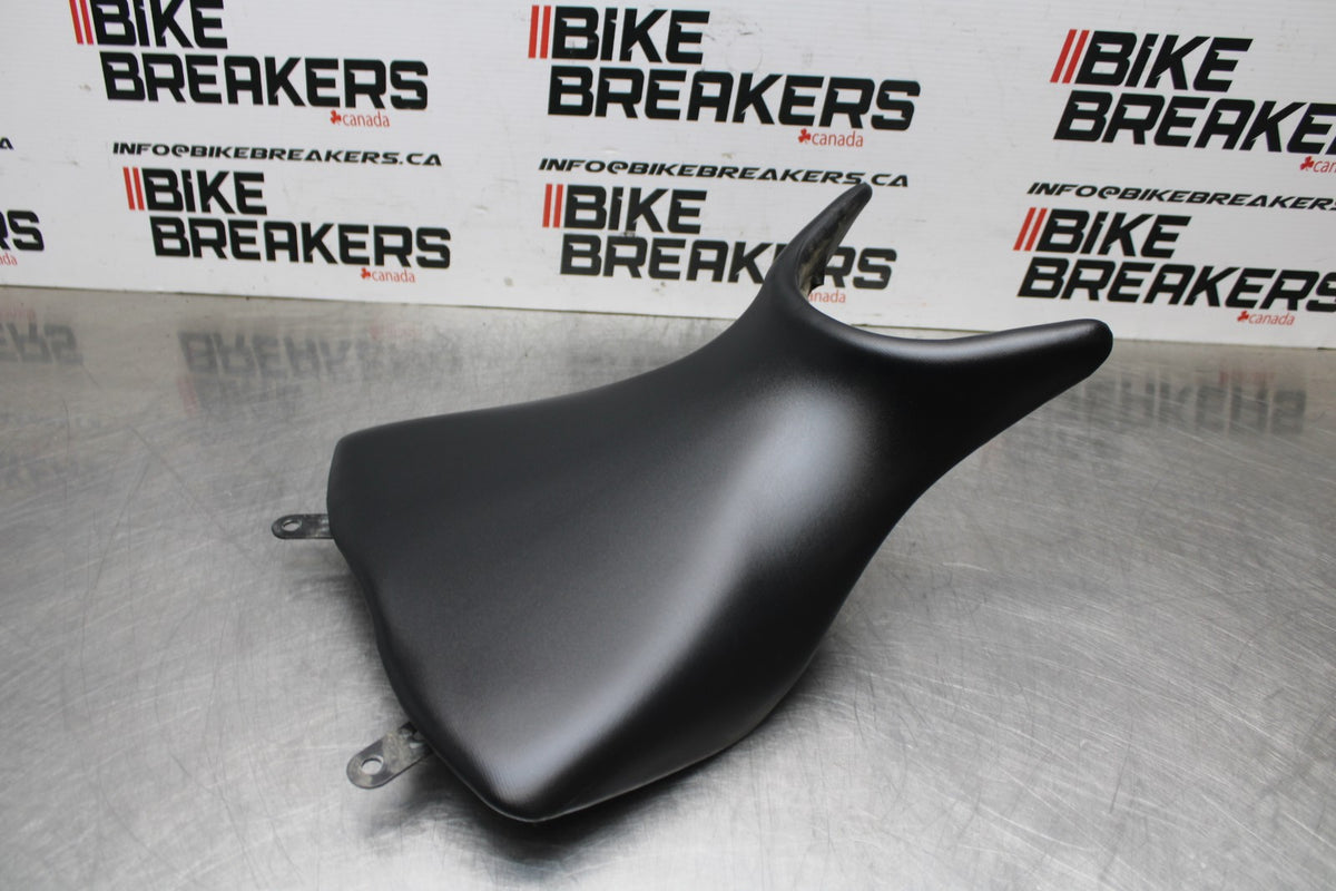 23 YAMAHA YZF R3 FRONT DRIVERS SEAT PAD SADDLE PILLION BB806