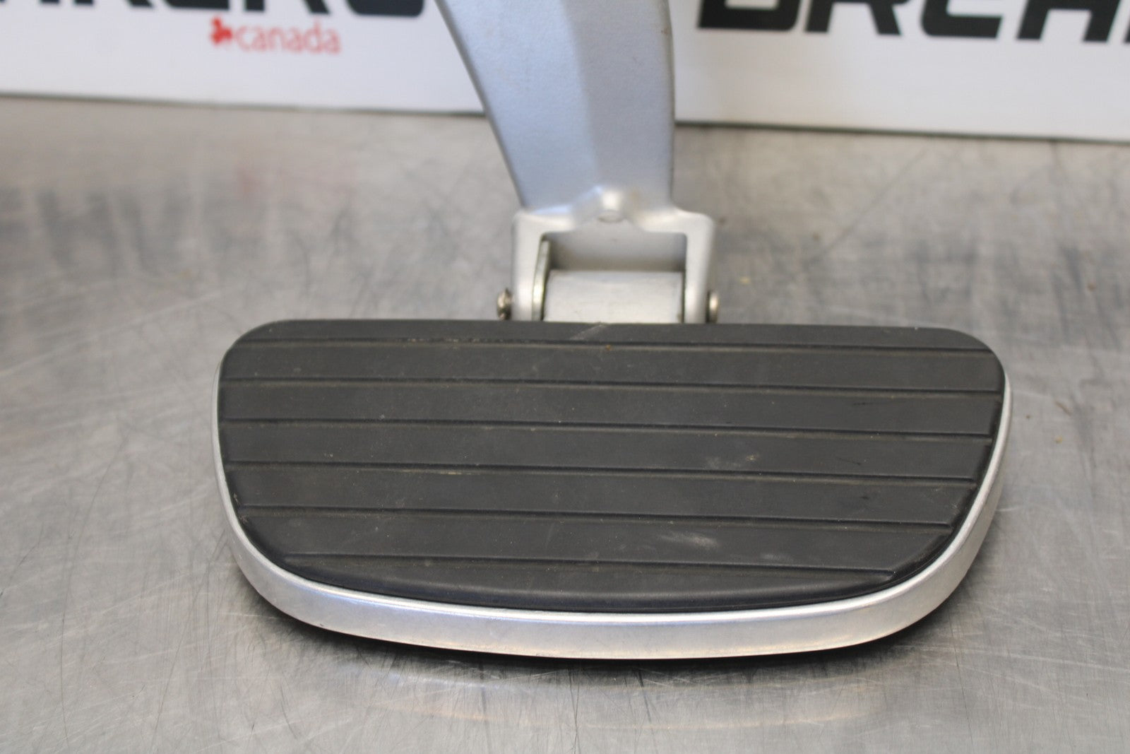 05-06 VICTORY KINGPIN DELUXE REAR PASSENGER FOOT STEP PEG SET PAIR BB195