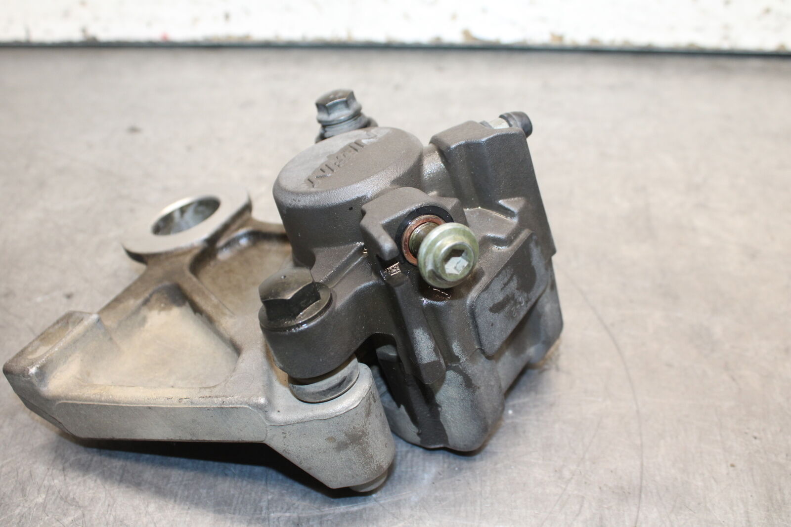 06-07 YAMAHA YZF R6 REAR BACK BRAKE CALIPER W MOUNT BRACKET BB742