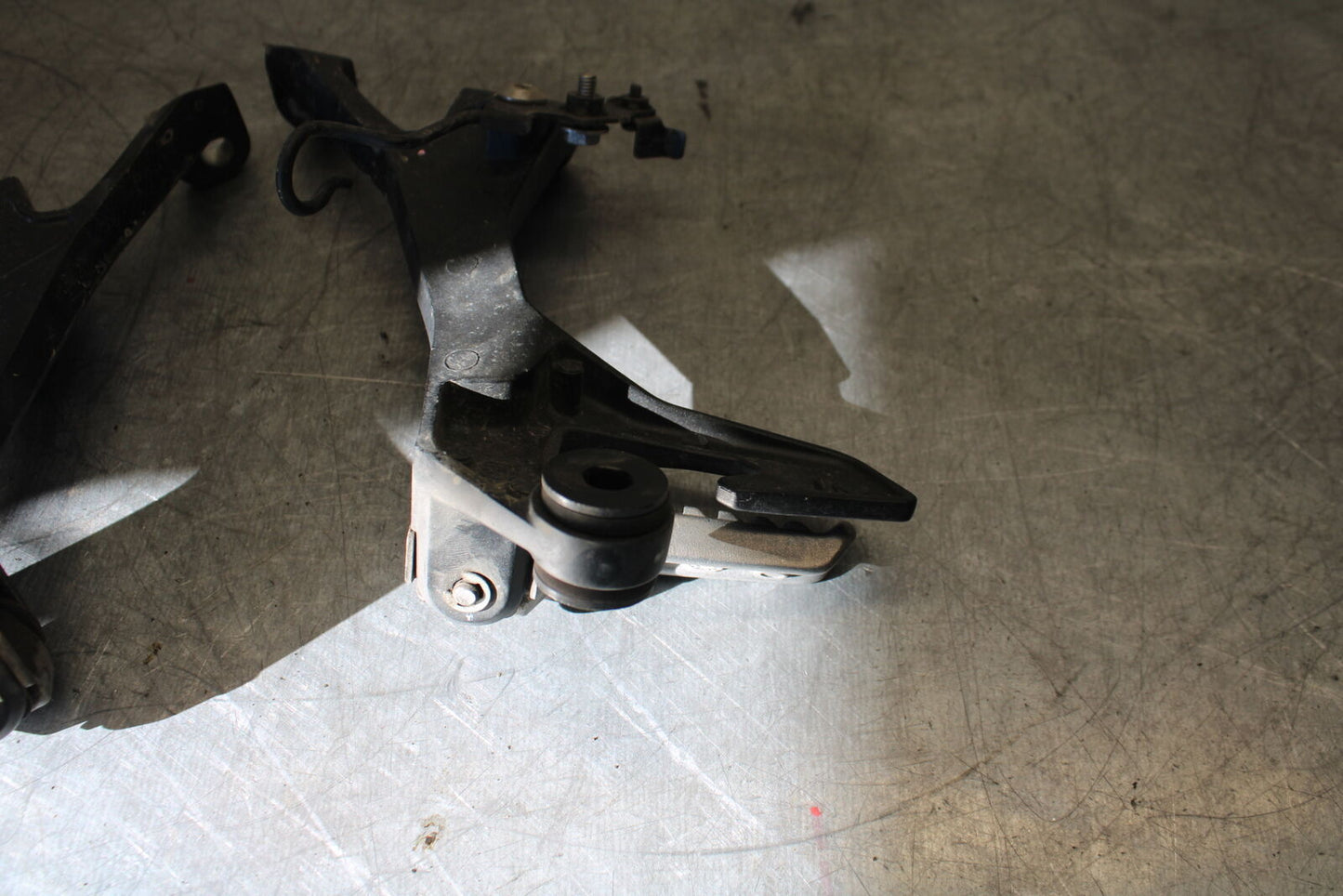 19-22 KAWASAKI Z400 REAR BACK PASSENGER PEG SET PAIR BB708