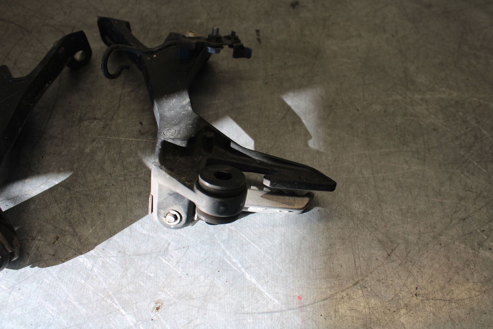 19-22 KAWASAKI Z400 REAR BACK PASSENGER PEG SET PAIR BB708