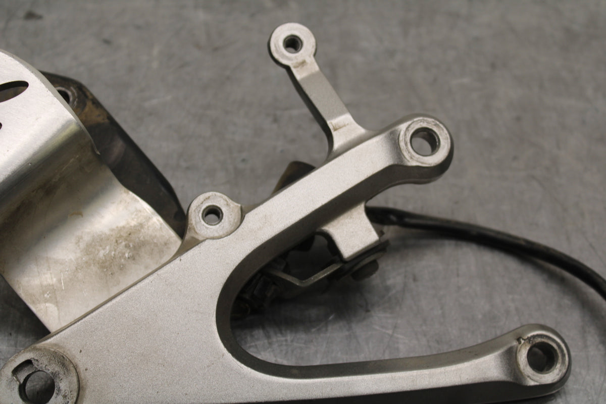04-05 YAMAHA YZF R1 RIGHT REARSET REAR SET DRIVER FOOT PEG BRACKET MOUNT BB131