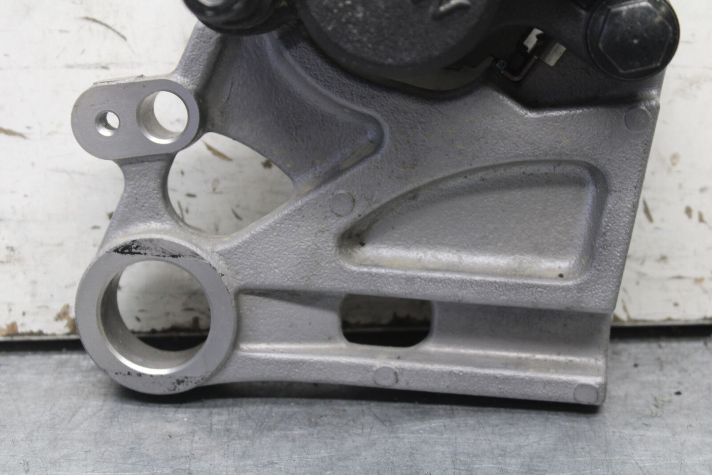 22-24 YAMAHA XSR900 REAR BACK BRAKE CALIPER W MOUNT BRACKET BB683