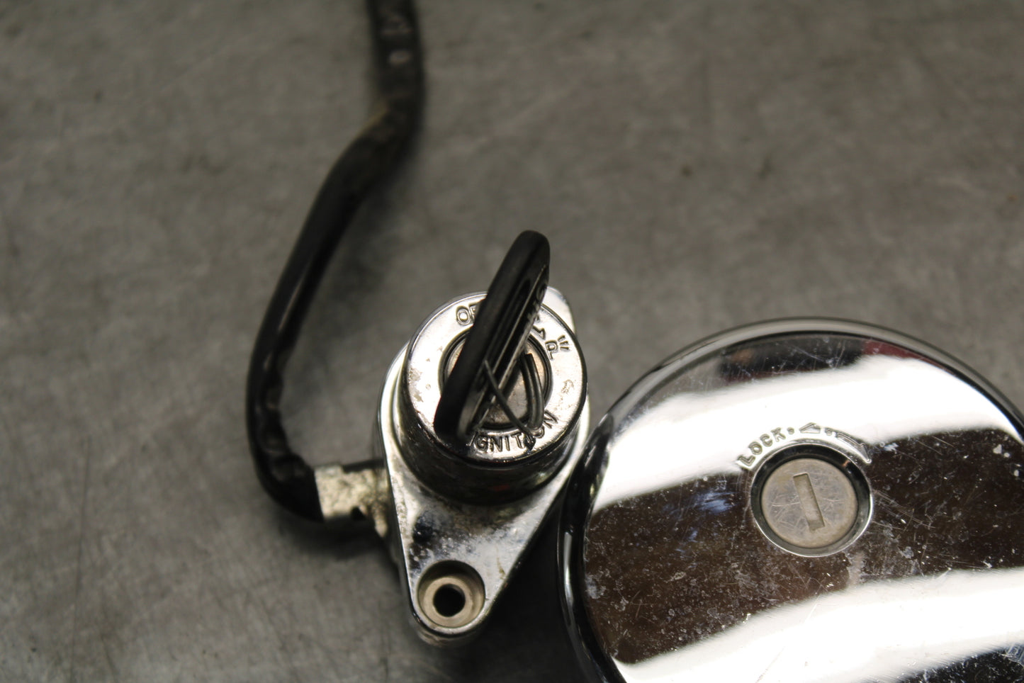 98-03 KAWASAKI VULCAN 1500L IGNITION LOCK KEY W/ GAS CAP  BB678