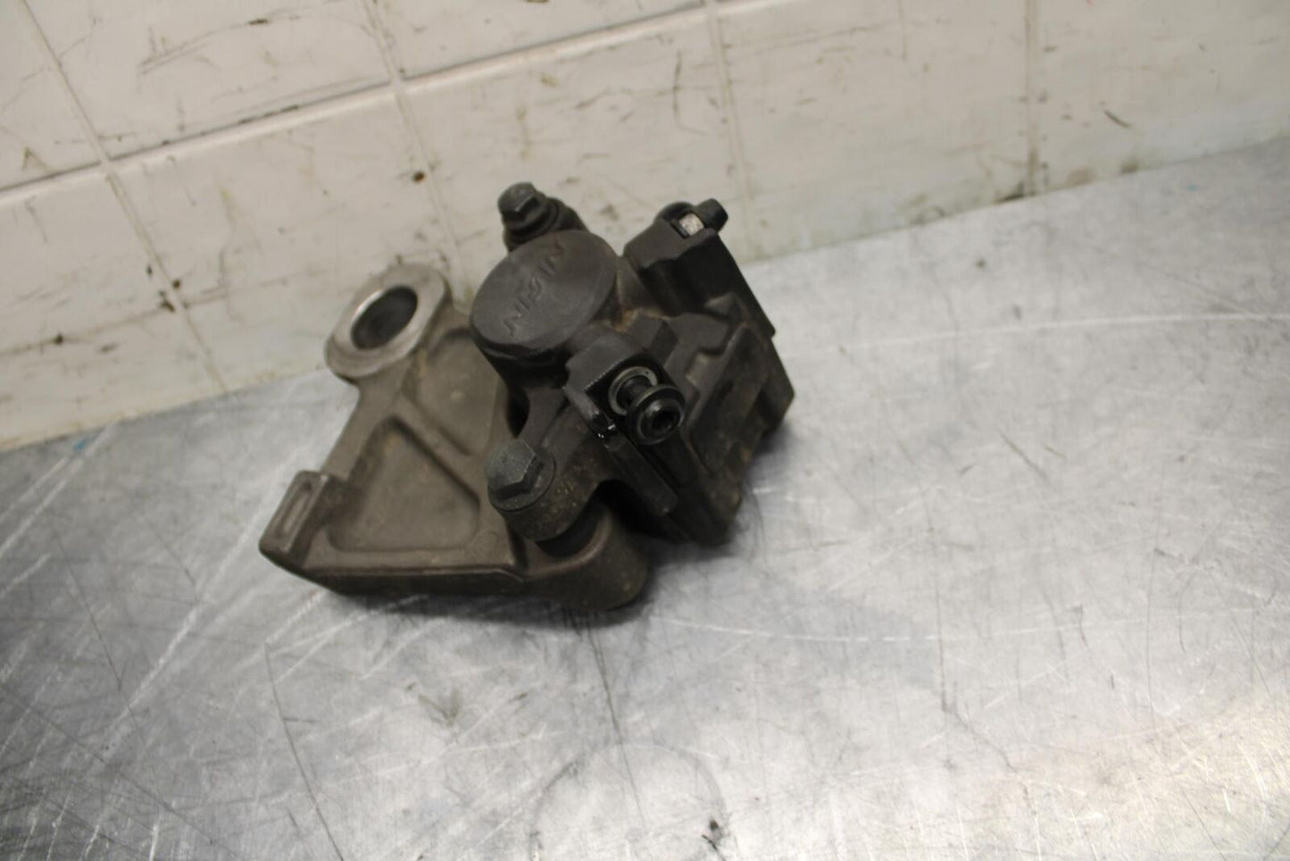 08-16 YAMAHA YZF R6 REAR  BRAKE CALIPER W MOUNT BRACKET 2C0-2580W-00-00 BB465