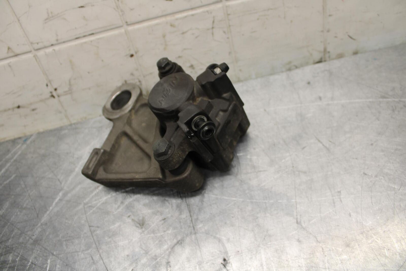 08-16 YAMAHA YZF R6 REAR  BRAKE CALIPER W MOUNT BRACKET 2C0-2580W-00-00 BB465